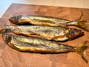 Багет пшеничный карамелизированый лук: Корюшка х/к (крупная)