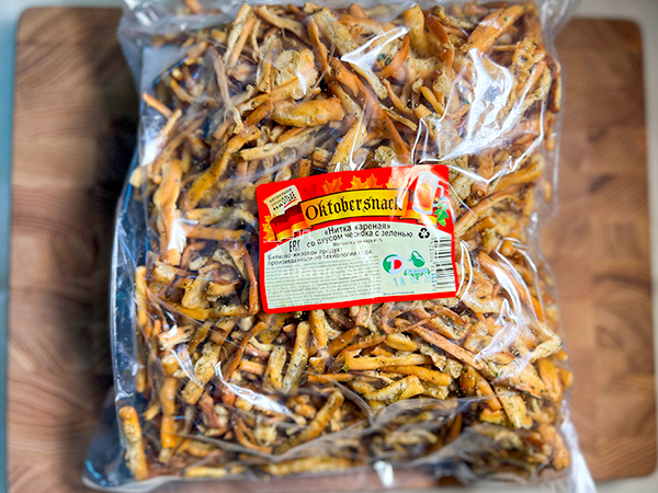 Нитка ЖАРЕНАЯ "Чеснок с зеленью" Oktobersnack 1 кг (сырный продукт) в Бийске